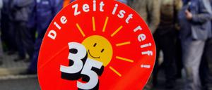 Wirklich? Seit Mitte der 1990er Jahre arbeiten die Metaller im Osten drei Stunden länger als im Westen. Ein Arbeitskampf um die 35-Stunden-Woche ging 2003 verloren. 
