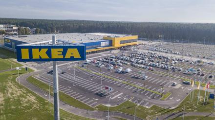 Ikeas klassisches Modell: Geschäft "auf der grünen Wiese" am Stadtrand mit riesigem Parkplatz. 