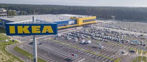 Ikeas klassisches Modell: Geschäft "auf der grünen Wiese" am Stadtrand mit riesigem Parkplatz.