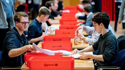 Helfer sortieren die Stimmzettel für die Abstimmung zum SPD-Vorsitz im Willy-Brandt-Haus.