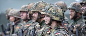 Eine deutsche Bundeswehr-Soldatin mit Kameraden. Gerichte sehen die Kameradschaft gefährdet, wenn keine Hände geschüttelt werden.