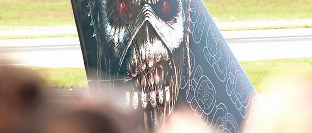 Ihr Privatflugzeug ist schon im Iron-Maiden-Stil verziert, jetzt erscheint das Band-Logo auch auf Fußballtrikots.