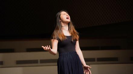 Stimmgewaltig. Eine der Teilnehmerinnen in der Sparte Musical beim Vorsingen im UdK-Konzertsaal.