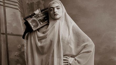 Moderne und Tradition. Eine Fotografie von Shadi Ghadirian, aus der Serie Qajar, 1998.