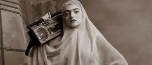 Moderne und Tradition. Eine Fotografie von Shadi Ghadirian, aus der Serie Qajar, 1998.