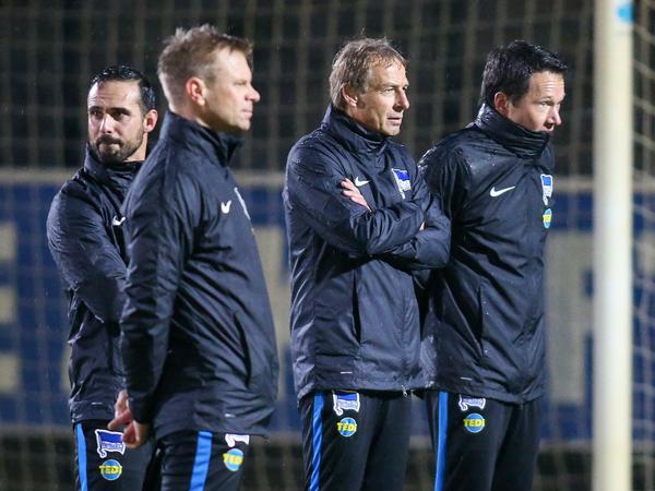 Co-Trainer Alexander Nouri und Markus Feldhoff, Jürgen Klinsmann und Athletiktrainer Henrik Kuchno.