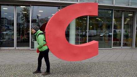 Ein Aktivist von Greenpeace trägt einen nachgemachten Buchstaben C wie im Parteiennamen CDU vor der CDU-Bundesgeschäftsstelle.