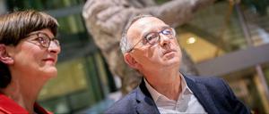 Norbert Walter-Borjans und Saskia Esken geben nach der Bekanntgabe des Ergebnisses der Abstimmung zum SPD-Vorsitz im Willy-Brandt-Haus vor der Statue von Willy Brandt ein Interview.