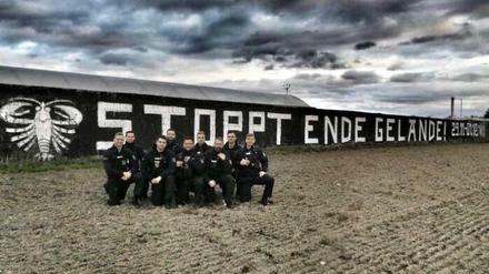 Umstrittenes Foto: Polizisten posieren vor dem Spruch „Stoppt Ende Gelände".