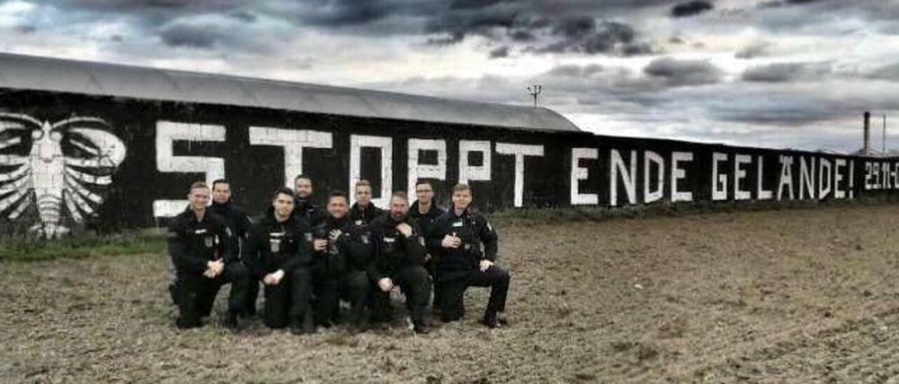 Umstrittenes Foto: Polizisten posieren vor dem Spruch „Stoppt Ende Gelände".