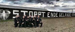 Umstrittenes Foto: Polizisten posieren vor dem Spruch „Stoppt Ende Gelände".
