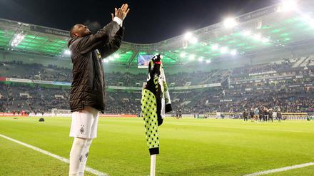 Applaus für den Tabellenführer. Marcus Thuram feiert vor der Kurve den 4:2-Erfolg gegen den SC Freiburg.