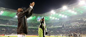 Applaus für den Tabellenführer. Marcus Thuram feiert vor der Kurve den 4:2-Erfolg gegen den SC Freiburg.