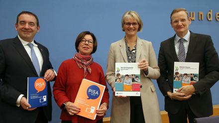 Gruppenfoto mit Minister*innen und Experten, die Berichtsbände der Pisa-Studie in den Händen halten.
