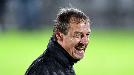 Gute Laune beim ersten Training - Herthas neuer Trainer Jürgen Klinsmann. 