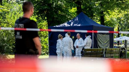 Beamte der Spurensicherung sichern Ende August 2019 am Tatort in Berlin-Moabit Spuren (Archiv).