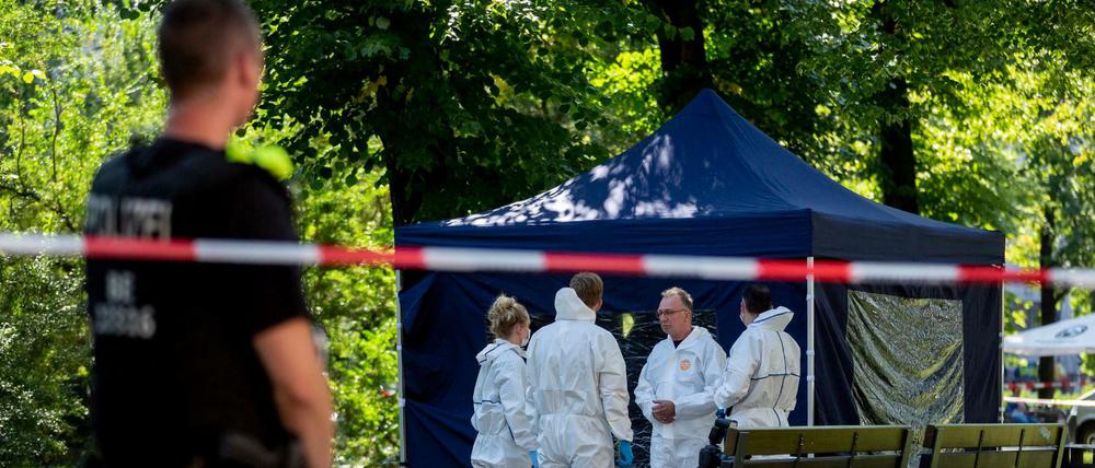 Beamte der Spurensicherung sichern Ende August 2019 am Tatort in Berlin-Moabit Spuren (Archiv).