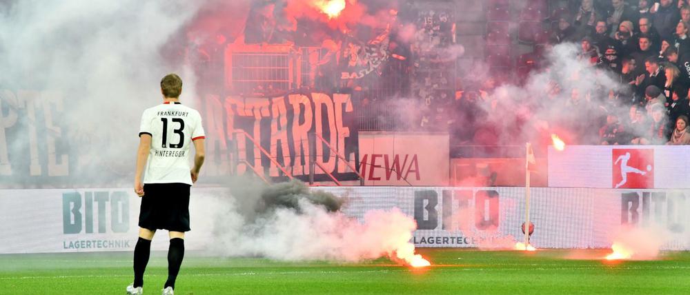 Hitzige Angelegenheit: Im Eintracht-Block wird vor dem Anpfiff des Spiels zwischen Mainz und Frankfurt gezündelt.