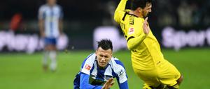 Heftiges Duell: Davie Selke (links) musste mit Hertha gegen Mats Hummels und Borussia Dortmund viel einstecken.