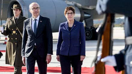 Annegret Kramp-Karrenbauer (CDU) ihrem kroatischen Amtskollegen Damir Krsticevic.