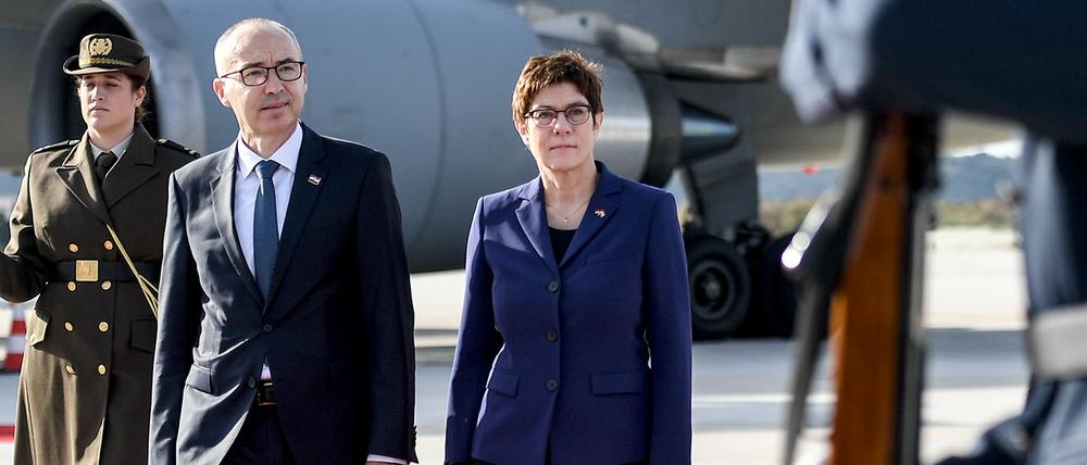 Annegret Kramp-Karrenbauer (CDU) ihrem kroatischen Amtskollegen Damir Krsticevic.