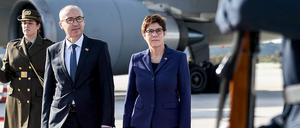 Annegret Kramp-Karrenbauer (CDU) ihrem kroatischen Amtskollegen Damir Krsticevic.