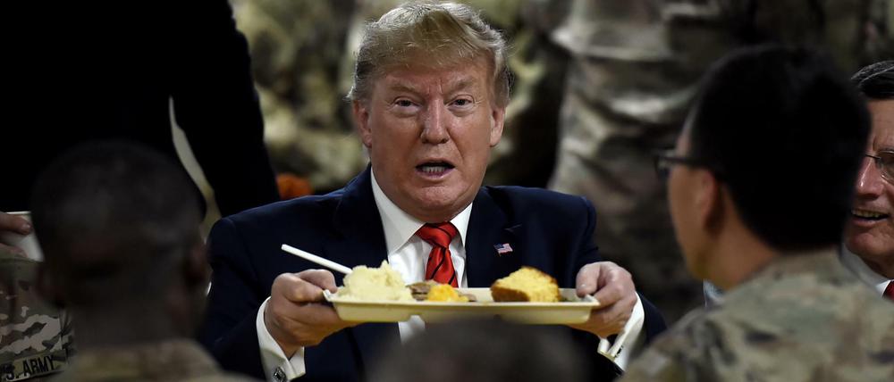 Zu Thanksgiving besuchte Donald Trump US-Soldaten auf dem Truppenstützpunkt Bagram. Anschließend servierte der Präsident ihnen den traditionellen Truthahn.