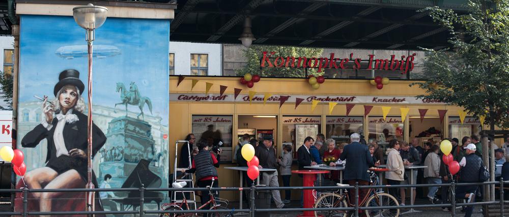 Unter der Hochbahntrasse nahe dem U-Bahnhof Eberswalder Straße fanden Passanten Montagfrüh eine Leiche - vor dem Imbiss Konnopke.