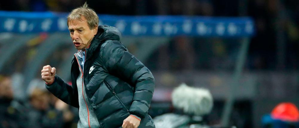 Mit voller Power. Jürgen Klinsmann bejubelt Herthas Anschlusstreffer zum 1:2 gegen Borussia Dortmund.
