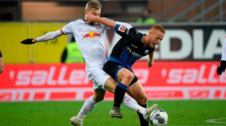 Arm raus, Bein rein: Zwischen RB Leipzig und dem SC Paderborn ging es zur Sache.