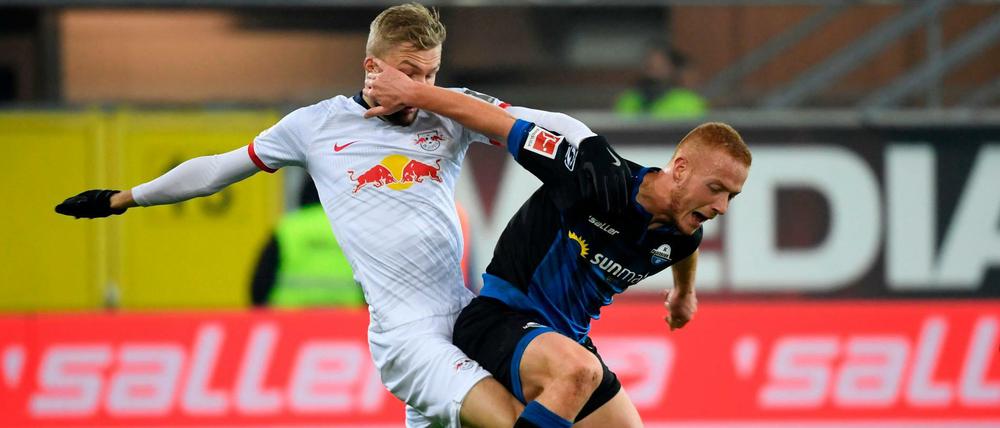 Arm raus, Bein rein: Zwischen RB Leipzig und dem SC Paderborn ging es zur Sache.