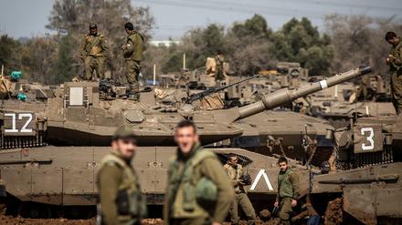 Israelische Soldaten bereiten Panzer nahe der Grenze zum Gazastreifen auf einen möglichen Einsatz vor.
