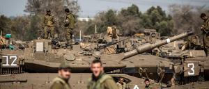 Israelische Soldaten bereiten Panzer nahe der Grenze zum Gazastreifen auf einen möglichen Einsatz vor.