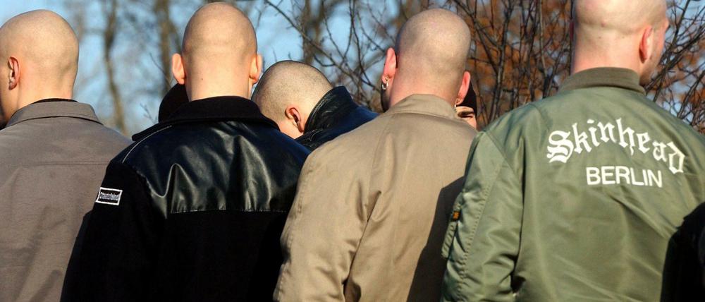 Junge Neonazis nehmen in Halbe (Brandenburg) bei einer Demonstration teil.