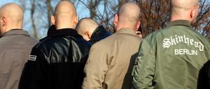 Junge Neonazis nehmen in Halbe (Brandenburg) bei einer Demonstration teil.