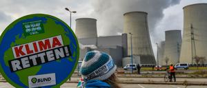 Der Kälte getrotzt. Eine Umweltaktivistin vor den Kühltürmen des Braunkohlekraftwerkes Jänschwalde in der Lausitz.