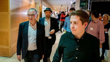 Norbert-Walter Borjans (SPD, l) geht nach der Bekanntgabe des Ergebnisses der Abstimmung zum SPD-Vorsitz im Willy-Brandt-Haus neben Kevin Kühnert (SPD, r).