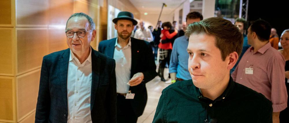 Norbert-Walter Borjans (SPD, l) geht nach der Bekanntgabe des Ergebnisses der Abstimmung zum SPD-Vorsitz im Willy-Brandt-Haus neben Kevin Kühnert (SPD, r).