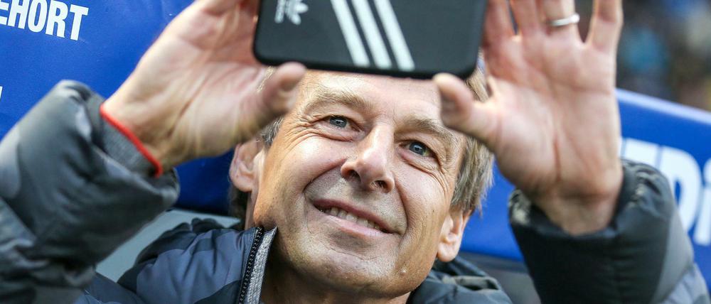 Der Knipser. Jürgen Klinsmann hält die Momente vor dem Anpfiff mit dem Smartphone fest.