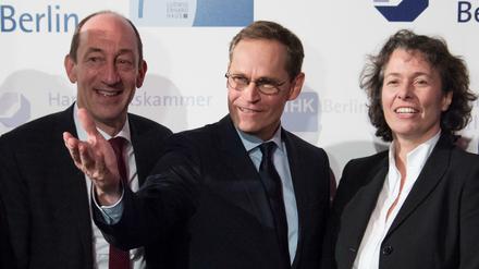 Bessere Tage: Im Januar 2017 begrüßten IHK-Hauptgeschäftsführer Eder (rechts) und IHK-Präsidentin Beatrice Kramm (links) Berlins Regierenden Bürgermeister Michael Müller (Mitte, SPD) bei ihren Neujahrsempfang. Damals standen die Themen Enteignungen und Mietendeckel noch nicht auf der Agenda.
