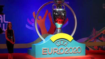 Ein überdimensionaler EM-Pokal wird vor der Auslosung in Bukarest präsentiert.