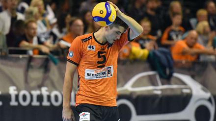 Das lief einfach. Moritz Reichert BR Volleys, vor dem Aufschlag. 
