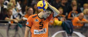 Das lief einfach. Moritz Reichert BR Volleys, vor dem Aufschlag. 