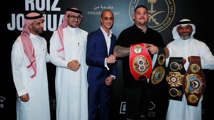 Mächtig Klunker: Andy Ruiz (Zweiter von rechts) will in Saudi-Arabien seinen Titel verteidigen.