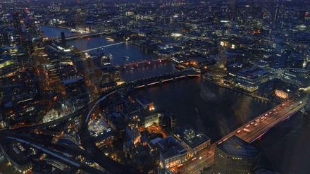 Fahrzeuge bleiben auf der London Bridge stehen, nachdem diese am Freitagnachmittag zum Schauplatz einer Terrorattacke geworden ist.