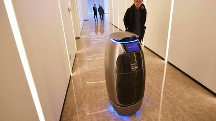 Ein Roboter liefert Essen im Hotel Flyzoo aus. 