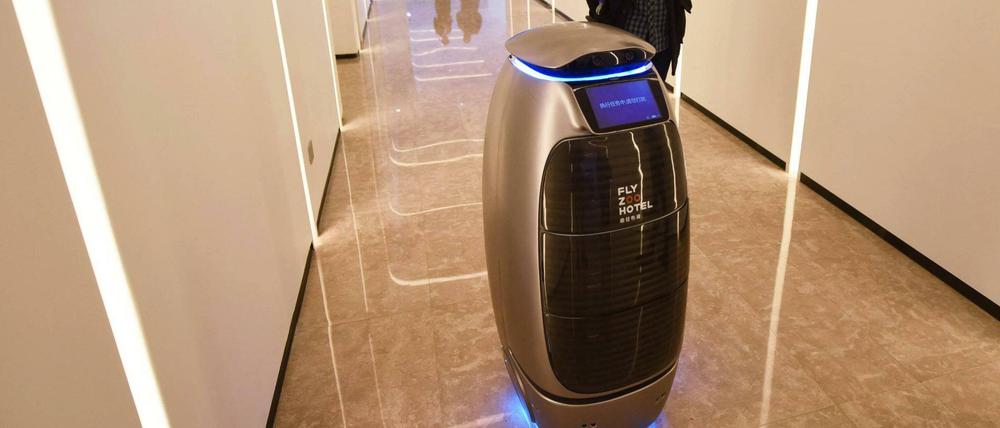 Ein Roboter liefert Essen im Hotel Flyzoo aus.