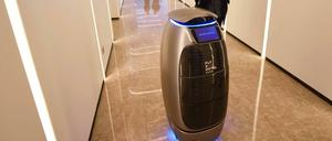 Ein Roboter liefert Essen im Hotel Flyzoo aus. 