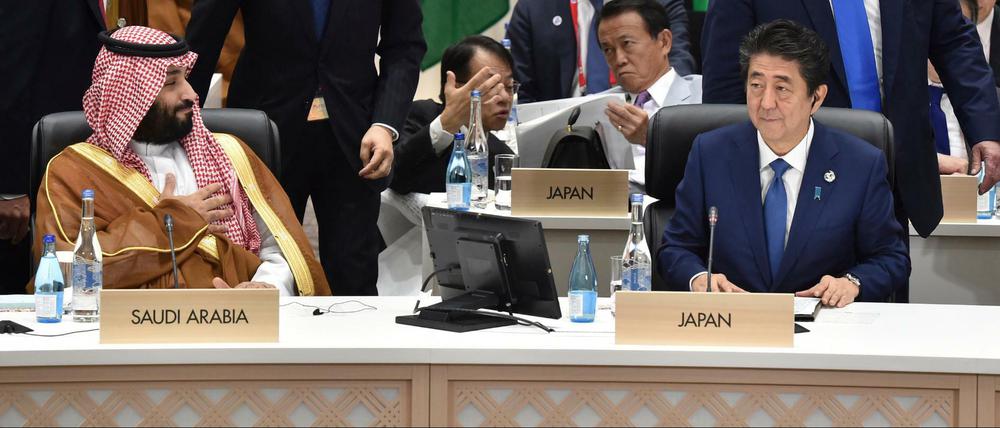 Mohammed bin Salman bin Abdelasis al-Saud (l) und Shinzo Abe (r), Premierminister von Japan beim G20-Gipfel (Archiv).