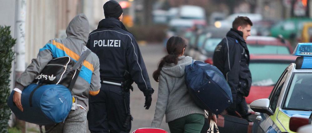 Abgelehnte Asylbewerber werden zum Transport zum Flughafen abgeholt (Archiv).